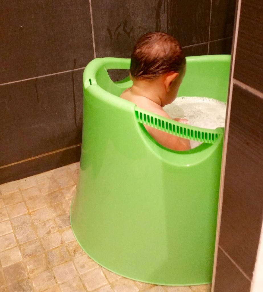 Petits Espaces* Comment laver un bébé de 1 an dans une douche