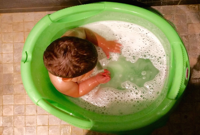 Comment donner le bain à bébé ?, Autour de bébé